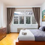 Charles Bridge Historic Centre Elegant Spacious Apartment