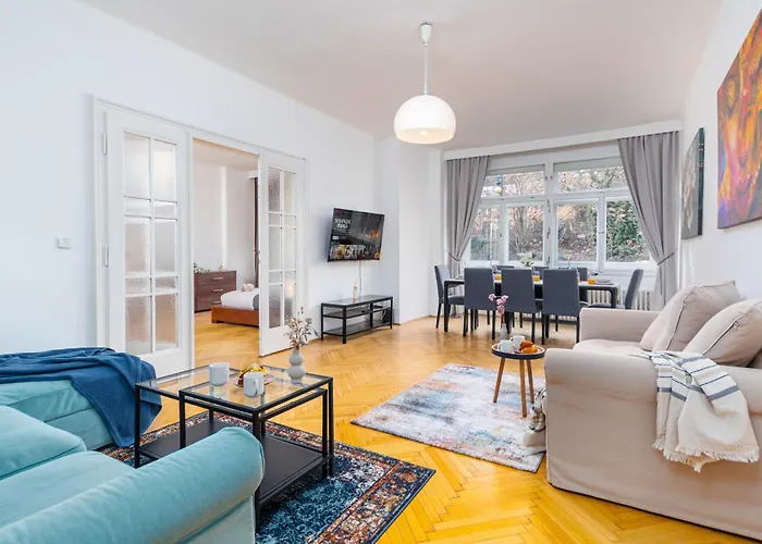 Charles Bridge Historic Centre Elegant Spacious Apartment