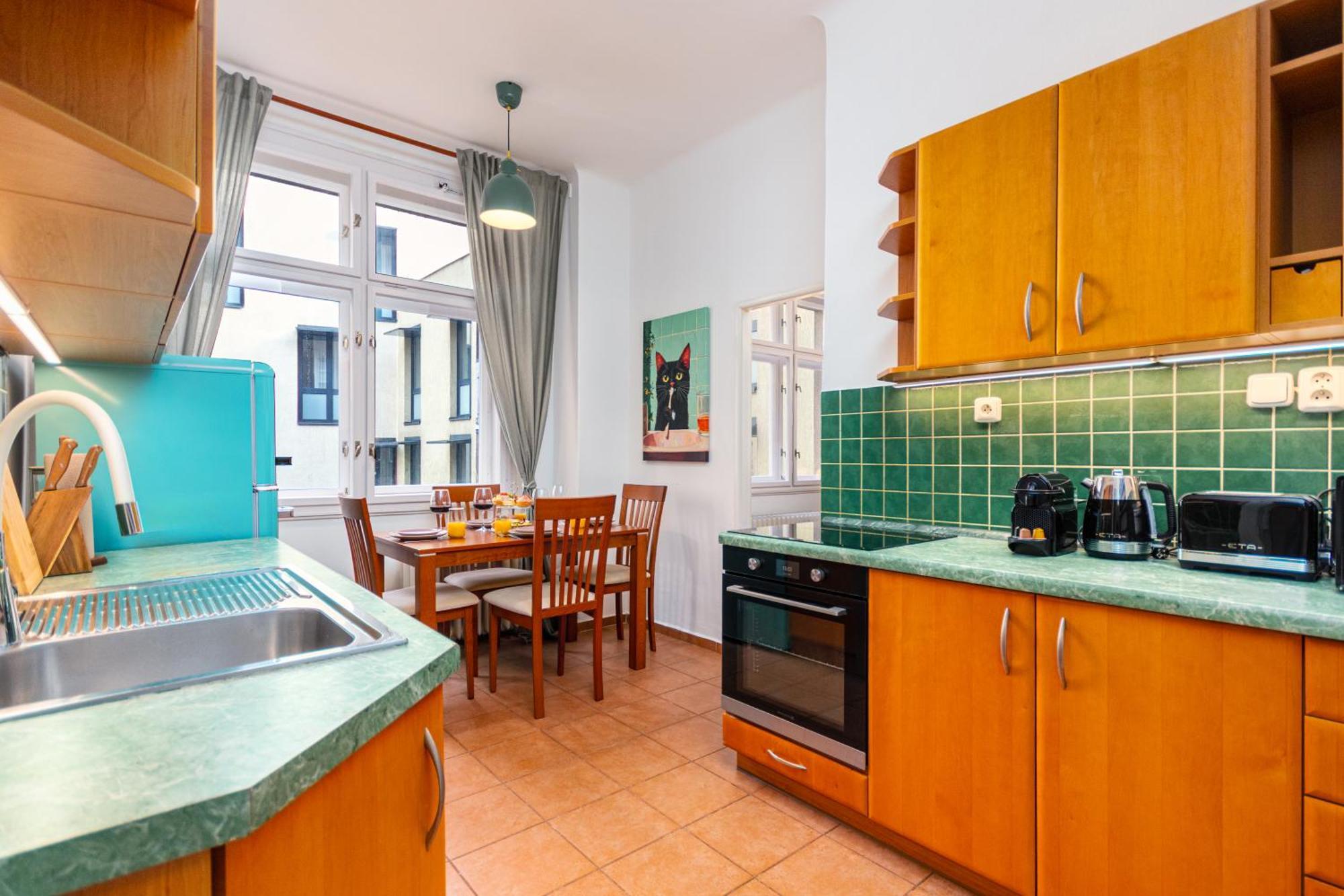 Charles Bridge Historic Centre Elegant Spacious Apartment