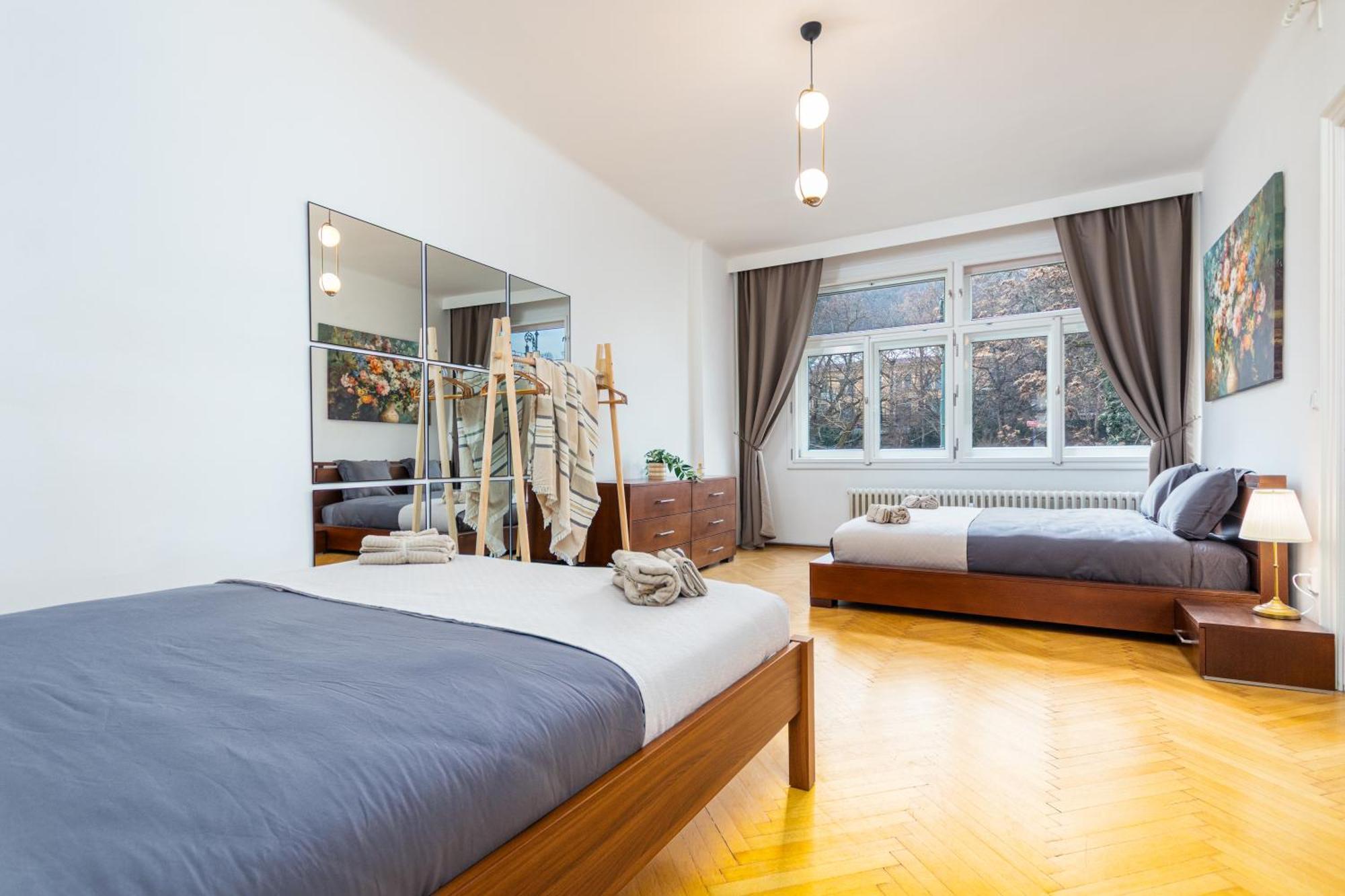 Charles Bridge Historic Centre Elegant Spacious Apartment Prague