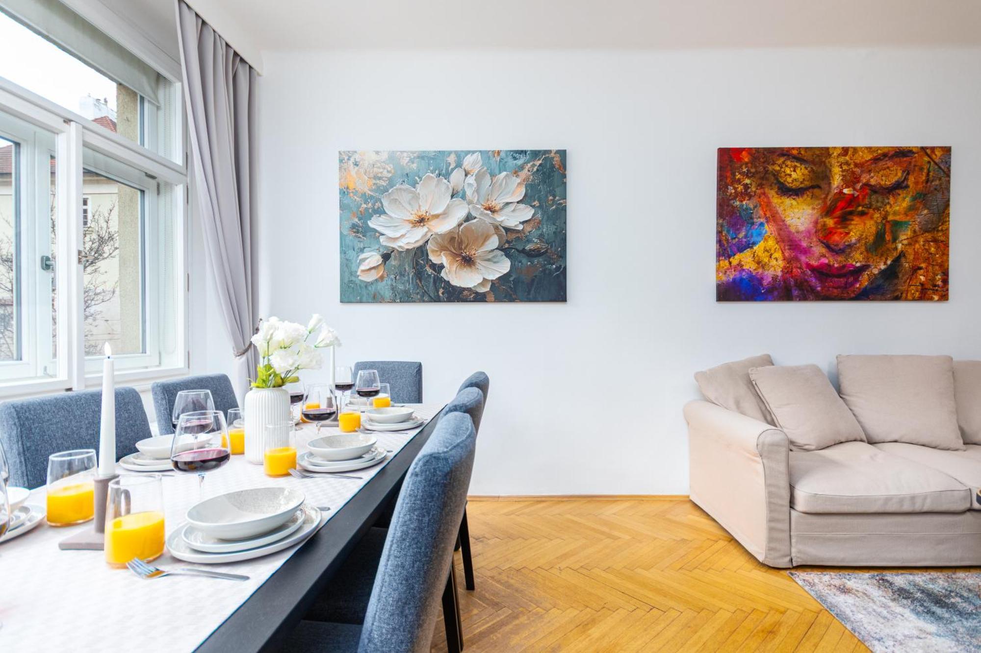 Charles Bridge Historic Centre Elegant Spacious Apartment *