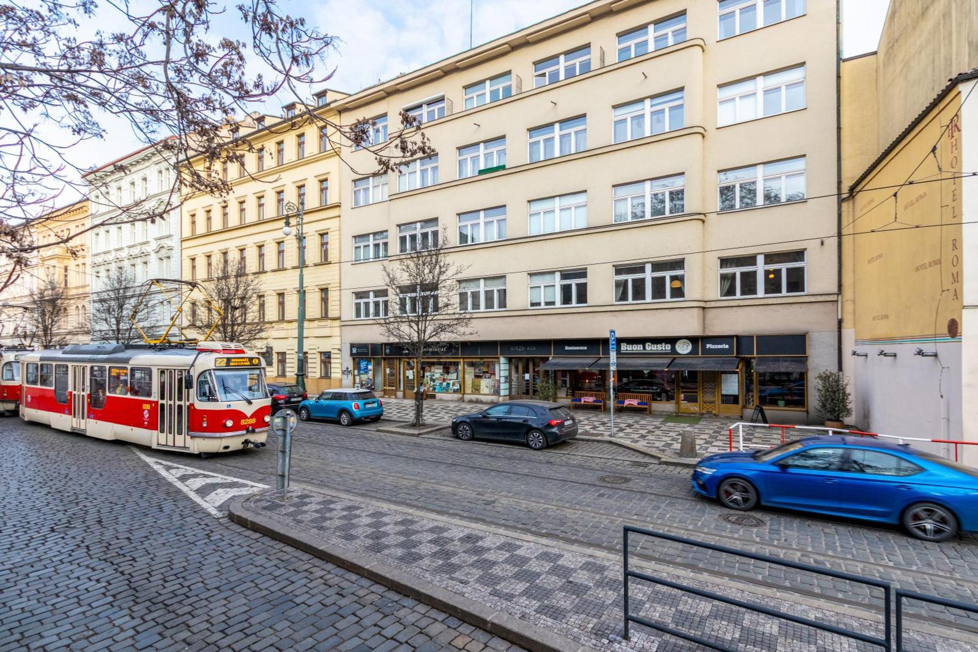 Charles Bridge Historic Centre Elegant Spacious Apartment Prague