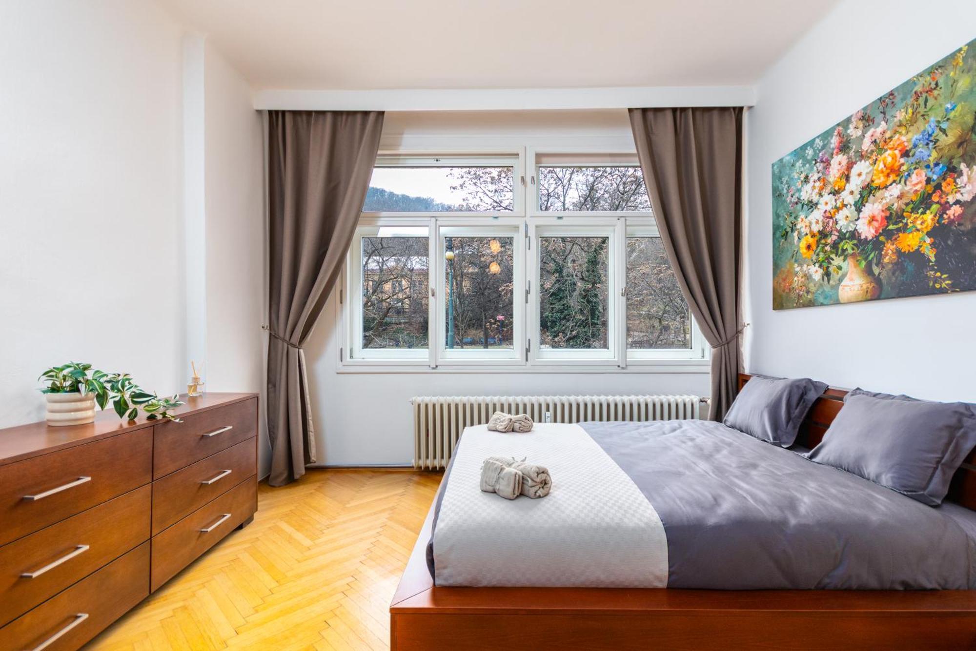 Charles Bridge Historic Centre Elegant Spacious Prague